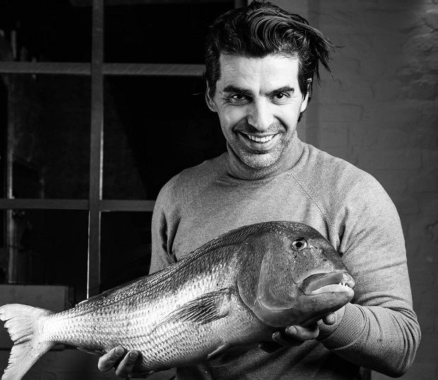 Ο Αστέριος Σούσουρας έχει αναλάβει τη διεύθυνση των εστιατορίων «Trizoni» στη Χαλκιδική και τη Θεσσαλονίκη (Facebook / Trizoni Sea Treasures)