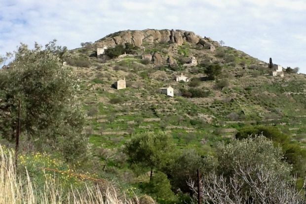 Φωτο: O Μυστράς της Αίγινας. Μαγική εικόνα εδώ οι αμυγδαλιές, καθώς η πανοραμική εικόνα είναι τραβηγμένη από ικανή απόσταση.