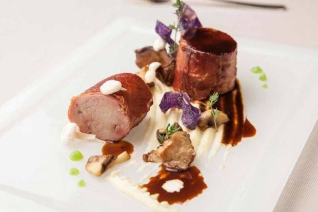 Χοιρινό φιλέτο τυλιγμένο με προσιούτο και σερβιρισμένο με πουρέ πατάτας, άγρια μανιτάρια και σάλτσα μαυροδάφνης