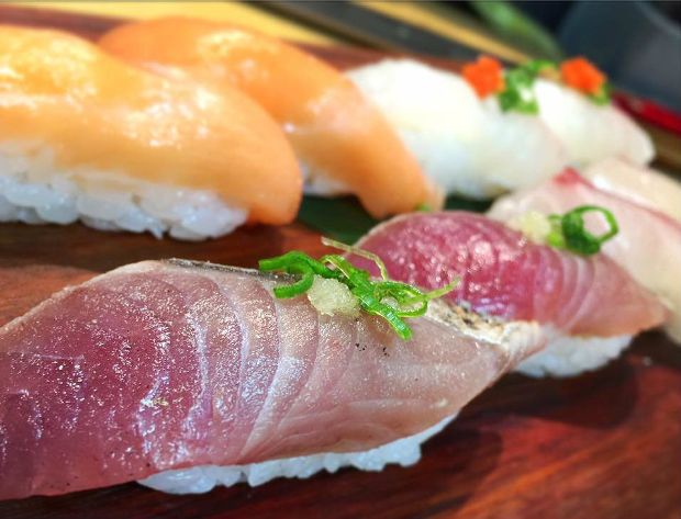 Νιγκίρι τόνου και σολομού (Facebook/KengoSushi&Yakitori)