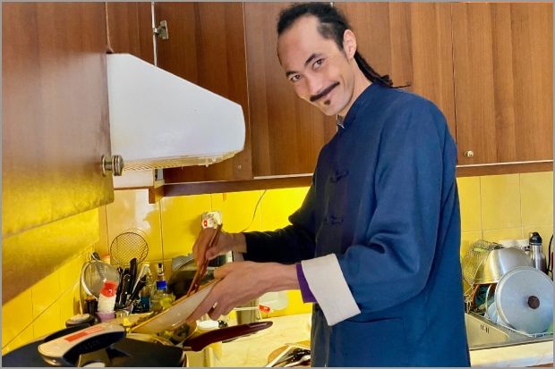 Ο Αδριανός στην κουζίνα του επί τω έργω (photo: Κική Τριανταφύλλη)