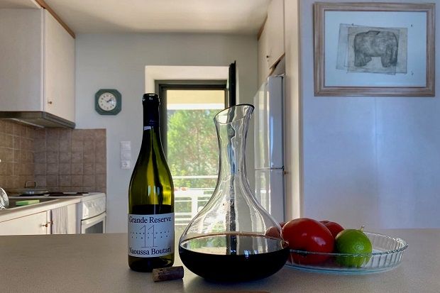 Ενα παλαιωμένο κρασί όπως το Grande Reserve Naoussa Boutari 2011 χάνει τα αρώματά του αν μείνει πάνω από μισή ώρα σε επαφή με τον αέρα (Κική Τριανταφύλλη)