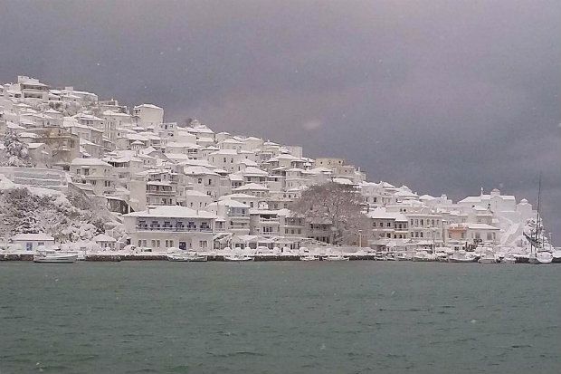 Η υπέροχη Χώρα της Σκοπέλου, χιονισμένη (skopelosweb.gr)