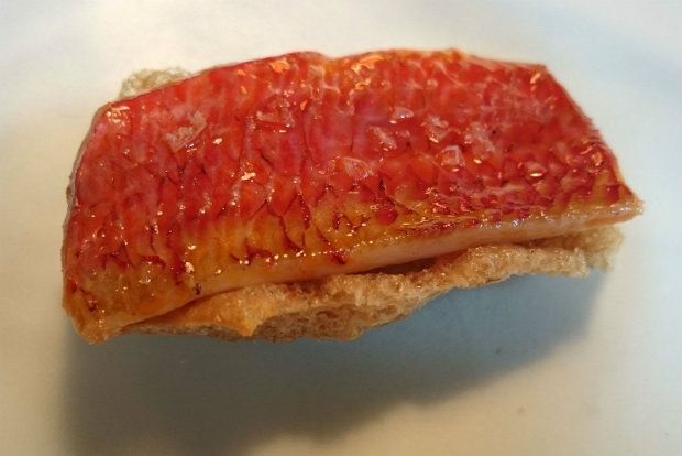 Φιλέτο Μπαρμπούνι με χρωματιστό λαρδί, [Φωτογραφία: Ν. Μορόπουλος]