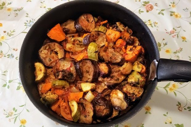 Οταν βιάζεσαι δεν έχει χρόνο για καλλιγραφίες. Οι εργαζόμενες το ξέρουν καλά (photo: Κική Τριανταφύλλη)