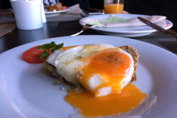 φρεσκοστυμμένος χυμός πορτοκαλιού, ντόπια αυγά και ζυμωτό ψωμί για πρωϊνό [photo: Κική Τριανταφύλλη]