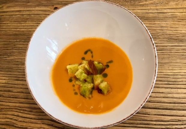 Το υπέροχο γκασπάτσο του Μιχάλη Νουρλόγλου στη Φάρμα Μπράλου [photo: Κική Τριανταφύλλη]