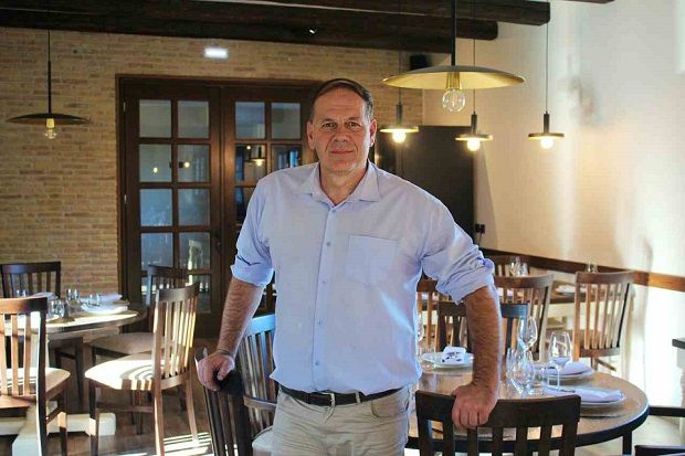 Ο Γιάννης Παπαργυρίου στην «Osteria Greca», το εξαιρετικό εστιατόριο που άνοιξε μέσα στο οινοποιείο και προς το παρόν λειτουργεί μόνο τα Σαββατοκύριακα του χειμώνα