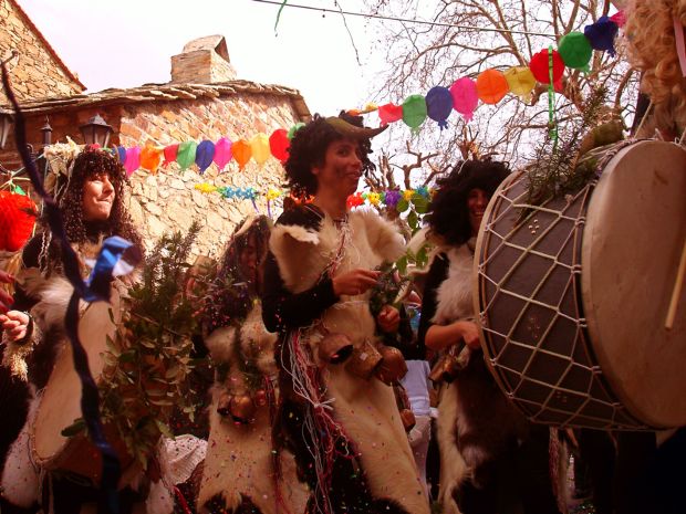 Το ξεχωριστό και παραδοσιακό κλείσιμο της Αποκριάς στην Ικαρία με τους Κουδουνάτους (photo:angeloska/Flickr)