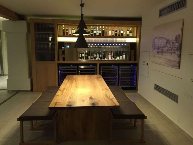 Το Wine Dispenser, ένα αυτόματο σύστημα δοκιμής κρασιών που ενεργοποιείται με ατομική κάρτα, το μοναδικό που υπάρχει στην Ελλάδα / photo: Κική Τριανταφύλλη