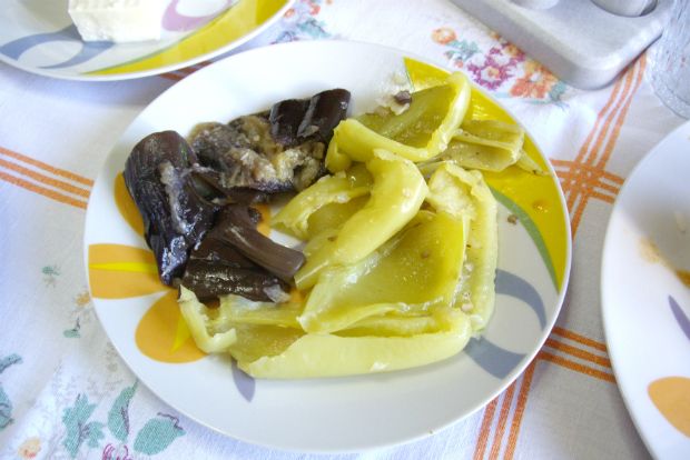 Μερικά από τα πιάτα της, φωτογραφημένα προ εξαετίας / photo: Φιλάρετος Ψημμένος