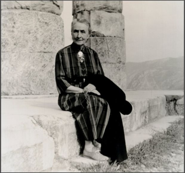 Η Τζόρτζια Ο’Κιφ στην Ελλάδα, 1963. Αγνώστου φωτογράφου. Πέθανε στις 6 Μαρτίου 1986, σε ηλικία 99 ετών (Georgia O'Keeffe Foundation Photographs. Georgia O'Keeffe Museum. Gift of The Georgia O'Keeffe Foundation)