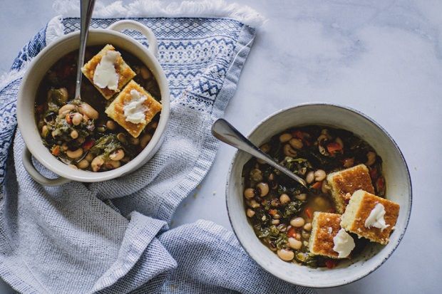 Τα μαυρομάτικα φασόλια με χόρτα και καλαμποκόψωμο της Χιλέρ Μπαουμγκάρτνερ (Baumassfoods.com)