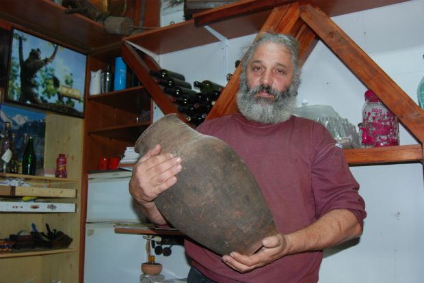 Από το μικρό πιθάρι στο οποίο η γιαγιά του έφτιαχνε σταφλαμπά πριν από ένα αιώνα στην Καστανιά σκοπεύει ο Χρήστος Εγγλέζος να ξαναβγάλει του χρόνου εξαιρετικό προϊόν.