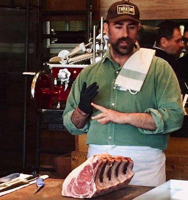 Ο Αρης Βεζενές μιλάει για την επιλογή του καλού κρέατος [photo: Κική Τριανταφύλλη]