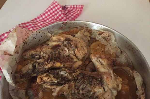 Καθόλου φωτογενές ψητό κοτόπουλο (photo: Κική Τριανταφύλλη)