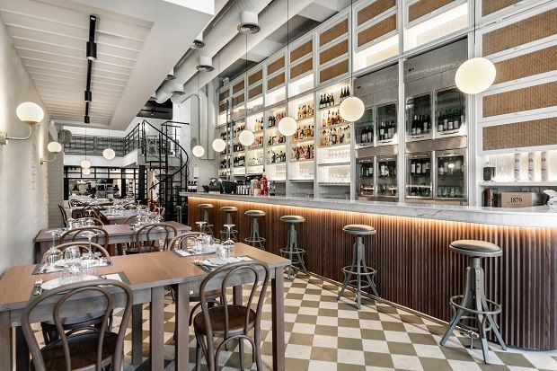 Για την ανακαίνιση του «Kuzina» επιλέχθηκαν γήινα χρώματα και υλικά Πηγή: Protagon.gr