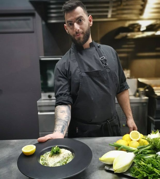 Ο Κώστας Βότανος σερβίρει τους συναδέλφους του (photo: Γιάννης Ζυγοιμαλάς)