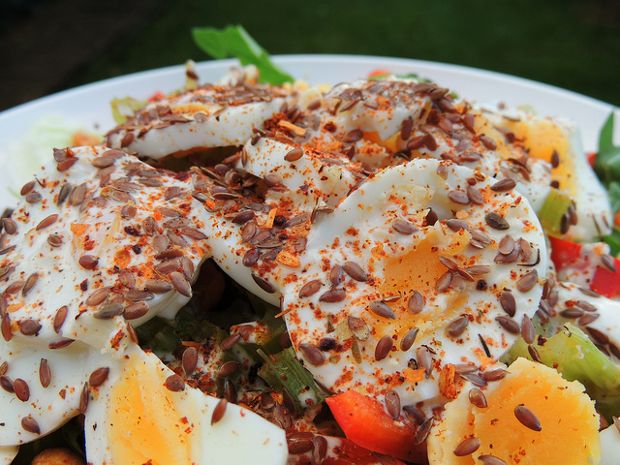 Πιο νόστιμη, πιο χορταστική, πιο υγιεινή η σαλάτα με μια χουφτίτσα λιναρόσπορο στην κορυφή της