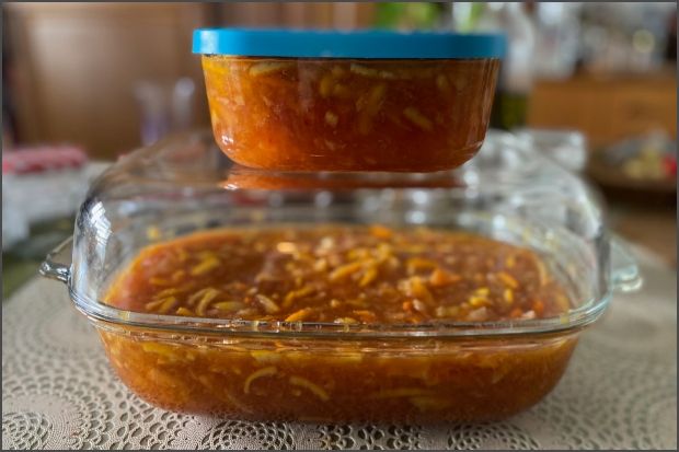 Αφήνουμε τον πολτό φρούτων να μείνει με τη ζάχαρη μερικές ώρες (photo: Κική Τριανταφύλλη)