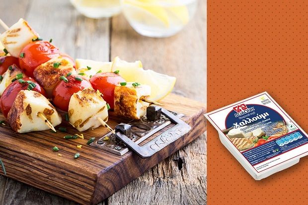 Κόβουμε το χαλλούμι ΔΩΔΩΝΗ σε κομματάκια περίπου στο ίδιο μέγεθος με τα ντοματίνια (Shutterstock/ProtagonCreative)