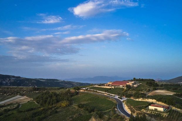 Από το οινοποιείο της Σεμέλης στο Κούτσι αντικρύζεις τον Κορινθιακό Πηγή: Protagon.gr