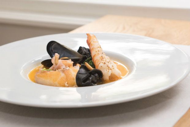 Η εμβληματική μπουγιαμπέσα του Αριστοτέλη Μέγκουλα με φιλετάκι σκορπίνας, μύδια, καλαμαράκι, καραβίδες, βλίτα και μαύρο τορτελόνι (με μελάνι σουπιάς) γεμιστό με γαρίδες και σκορπίνα, σε νερό ντομάτας