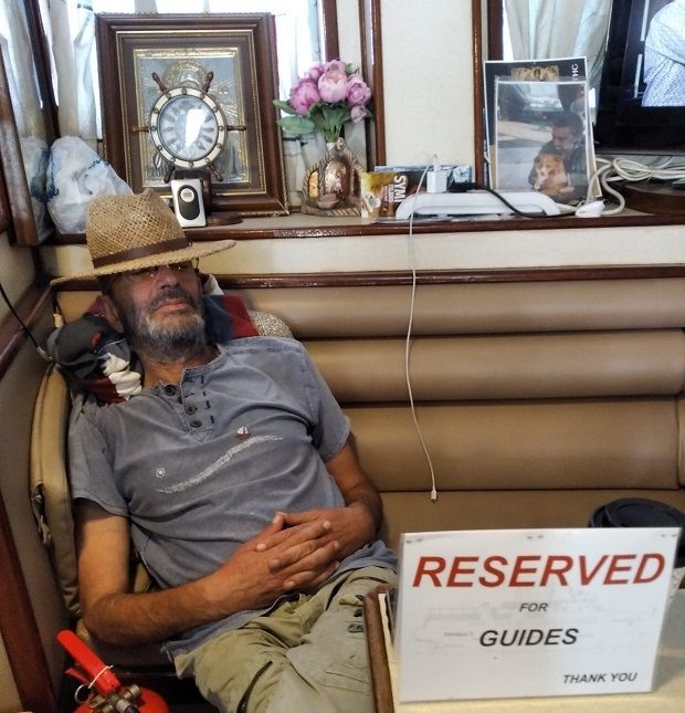 Ξεναγός αναπαυόμενος σε στυλ μεξικέν στο καράβι επιστρέφοντας από τη Σύμη στη Ρόδο (photo: Κική Τριανταφύλλη)