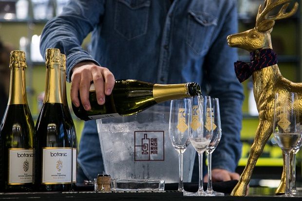 H αφρώδης ρετσίνα Botanic παρουσιάστηκε το 2017 στο Οινόραμα (photo: Facebook/Evangelos Nikolou)