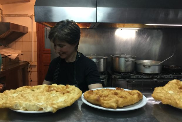 Η Πόπη στην ταβέρνα του Αγίου Πέτρου / φωτό: Δημήτρης Μπούτος