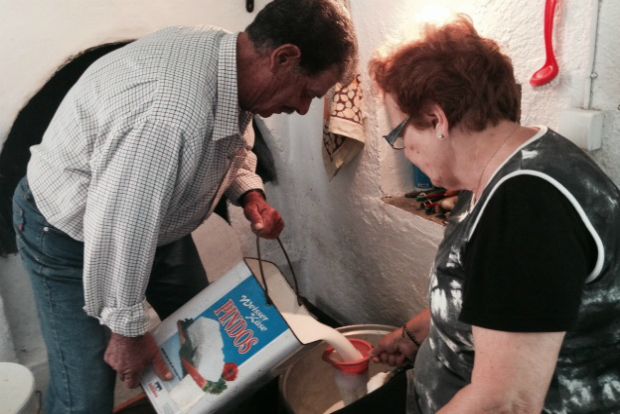 Γιώργης και Μαριώ Καρυστιναίου / το πρωινό γάλα σουρώνεται και μπαίνει στο καζάνι, φωτό: Κική Τριανταφύλλη