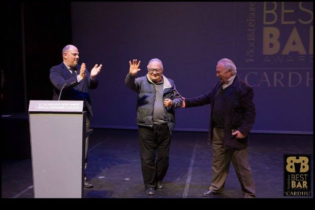 Μιχάλης Μένεγος, συγγραφέας και σύμβουλος αποσταγμάτων και οι Θόδωρος και Λύσανδρος Παπαθεοδώρου, οι θρυλικοί μπάρμαν του Au Revoir. Tο βραβείο συνολικής προσφοράς στους αδελφούς Παπαθεοδώρου για τα 57 ολόκληρα χρόνια στο Au Revoir τους! photo: Panos Smirniotis