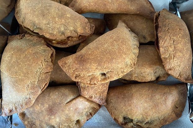 Τα χορτοπιτάκια της κρητικιάς πεθεράς (photo: Κική Τριανταφύλλη)