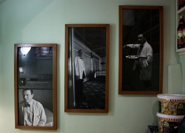 Ανεβαίνοντας την σκάλα παρέα με τους παρόντες-απόντες. (Φωτο: Θεοδ. Καρανίκας)