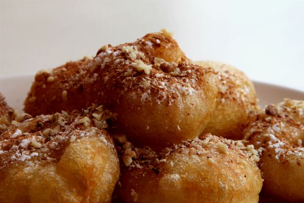 Τραγανοί, ευωδιαστοί λουκουμάδες στο ζαχαροπλαστείο Κτιστάκης, Σωκράτους 59, athens-walking-tours@Flickr