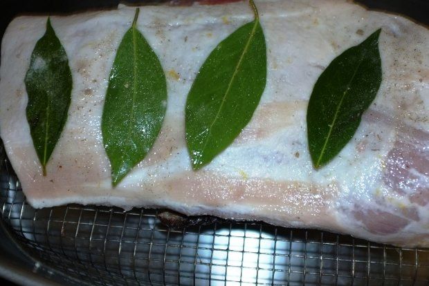 Η παντσέτα μπαίνει στο φούρνο πάνω σε ένα στρώμα από φύλλα δάφνης και λιαστές ντομάτες, Photo: Νίκος Μορόπουλος