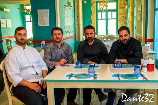 Από αριστερά, Αλέξανδρος Ζαχαρίας, Θάνος Κορομπύλιας (δημοσιογράφος), Νικόλας Σταυρακάκης, Γρηγόρης Χέλμης στα Μπλε Κατσαρολάκια