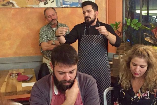 Ο Ντίνος Στεργίδης της Vinetum και ο σεφ Βασίλης Σπόρος [photo: Κική Τρινταφύλλη]