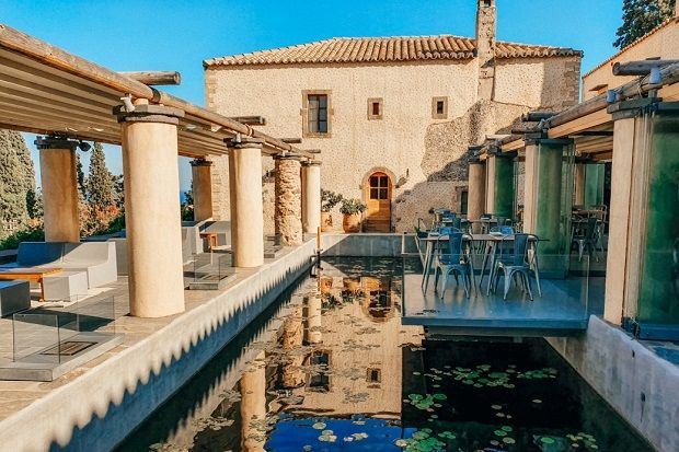 Στο ξενοδοχείο Kinsterna η Greenplus ανέλαβε τη μετατροπή μιας βυζαντινής στέρνας σε λίμνη, χωρίς να αλλοιωθεί ο χαρακτήρας της. Στη στέρνα τοποθετήθηκαν μεγάλα βότσαλα, φυτοδοχεία με νούφαρα και ψάρια. Το νερό της στέρνας καθαρίζεται και οξυγονώνεται