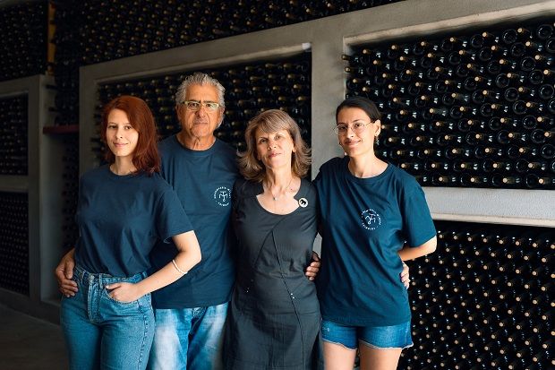 Ο Γιώργος και η Ελλη Τσιμπίδη ανάμεσα στις κόρες τους Μαριαλένα και Αναστασία στην καινούργια τους κάβα