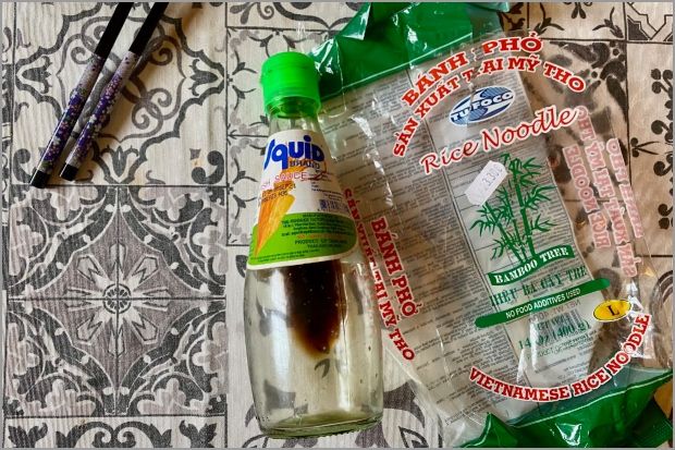 Βιετναμέζικα νουντλς και σάλτσα ψαριού (photo: Κική Τριανταφύλλη)