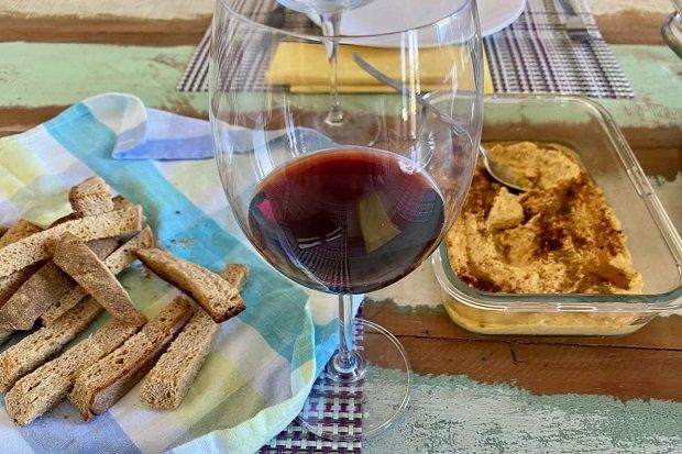 Το χαρακτηριστικό χρώμα του Grande Reserve Naoussa Boutari 2011 είναι βαθυκόκκινο με κανελί ανταύγειες (Κική Τριανταφύλλη)