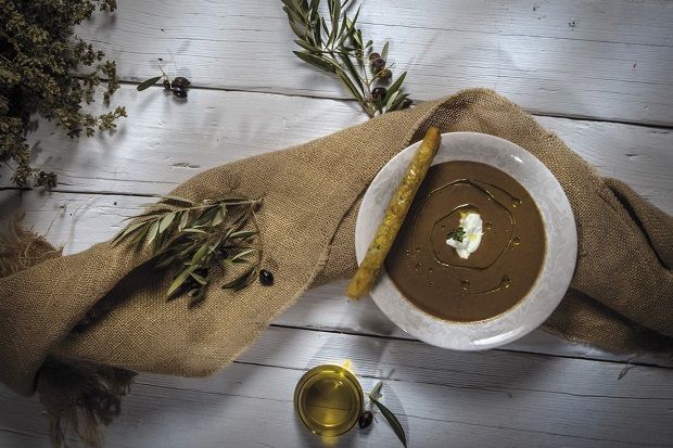 Σούπα μαύρης ελιάς με κροστίνι και κρέμα φέτας