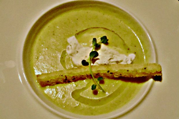 Cheesecake με κοπανιστή, γλυκοπικάντικη πίτσα, σαλάτες, αλλαντικά και τυριά και σωστά ψημένο κρέας, (photo: Κική Τριανταφύλλη)