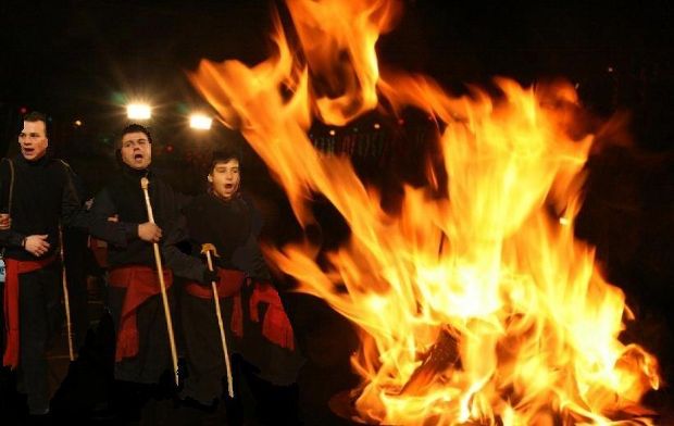 Το ξεχωριστό και παραδοσιακό κλείσιμο της Αποκριάς στην Ικαρία με τους Κουδουνάτους (photo:angeloska/Flickr)