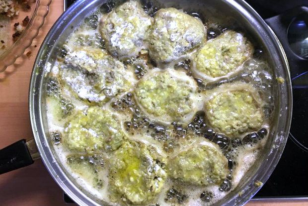 Πατέρας και γιος στην κουζίνα