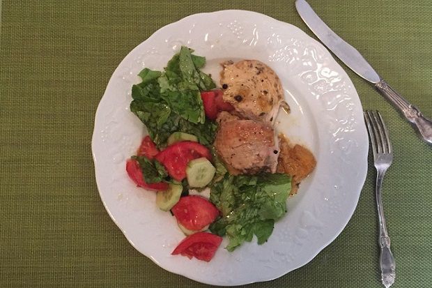 Κοτόπουλο με μπόλικη σαλάτα (photo: Κική Τριανταφύλλη)