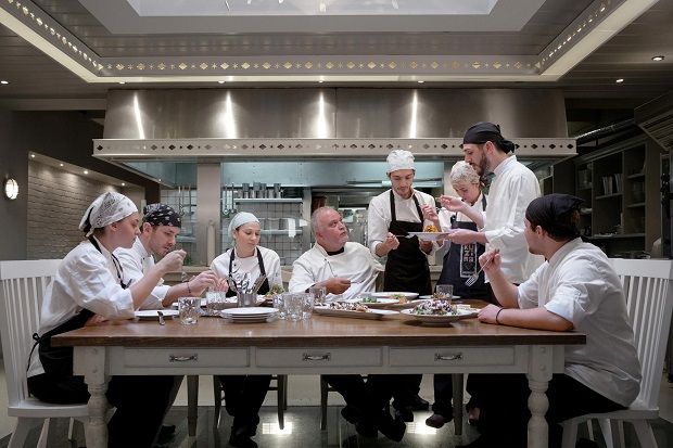 Ο σεφ Αρης Τσανακλίδης (στο κέντρο) δημιουργεί τα μενού του «Kuzina» από τη στιγμή που άνοιξε το εστιατόριο