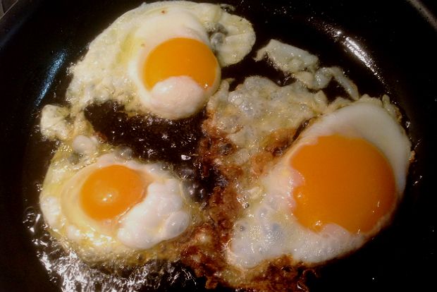 Το αυγό της χήνας φαίνεται ξεκάθαρα ποιό είναι. Από τα άλλα δύο, επάνω είναι της πάπιας και κάτω της κότας