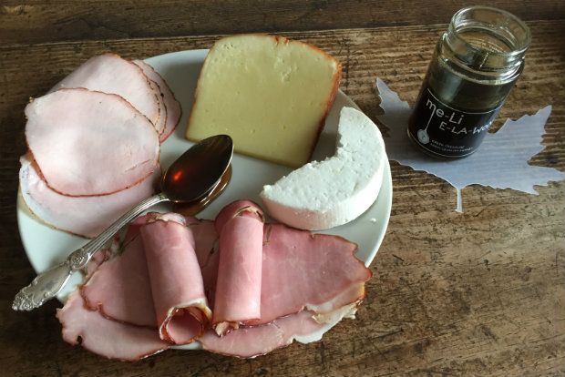 Στο ντελικατέσεν Yoleni's Flagship Store φιλοξενούνται τα τυροκομικά προϊόντα Ρούμελη και τα αλλαντικά Sary (photo: Κική Τριανταφύλλη)